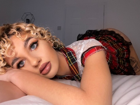 Header of babyemmyxx