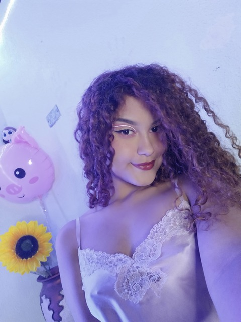 Header of emely_araujo