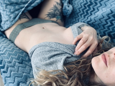 Header of feeygirl