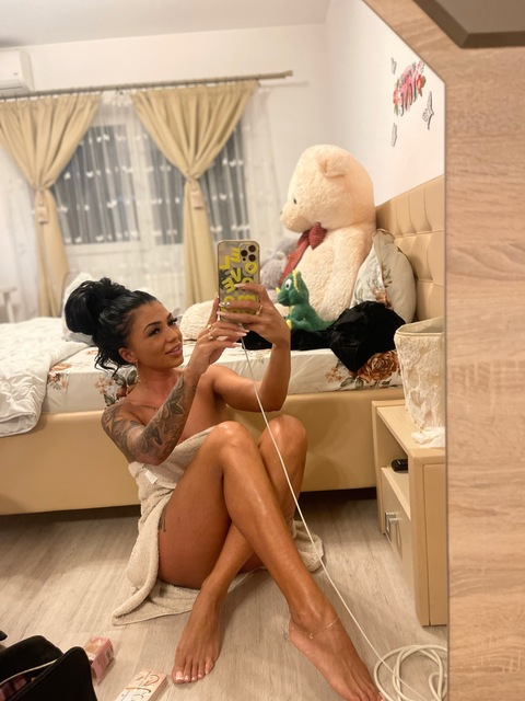 Header of lauraflaura