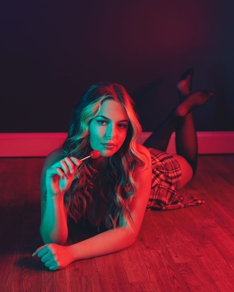 Header of lizlaughluv