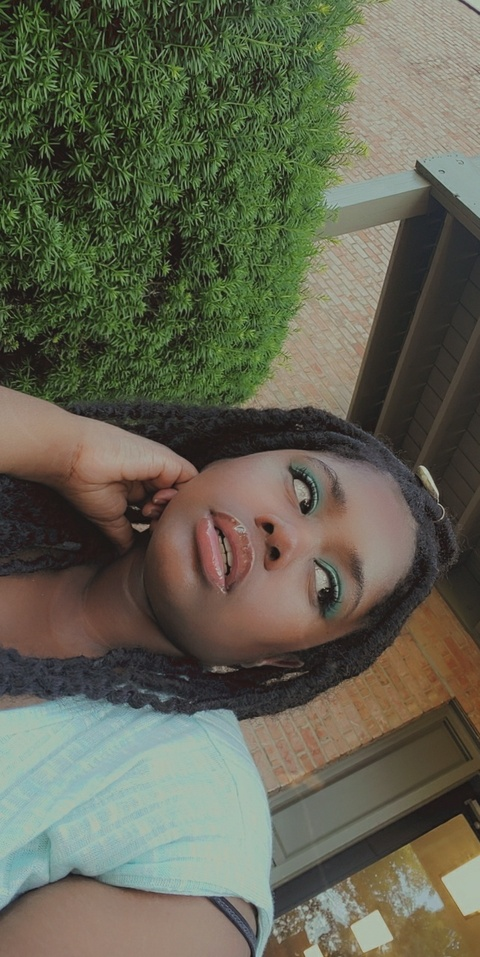 Header of lovleylayla